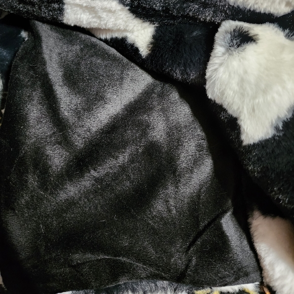 Storehouse Ghost Throw Blanket Oversized Faux Fur Halloween Throw - Picture 6 of 7